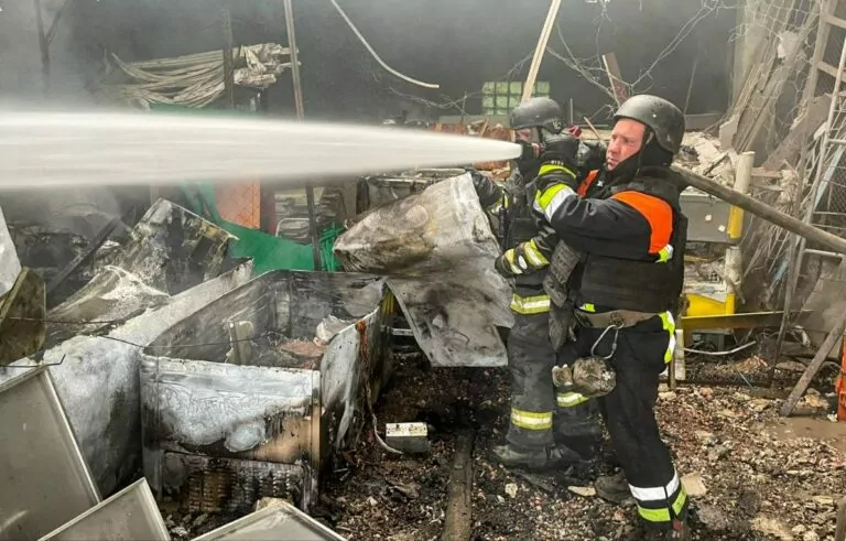 У Чугуєві внаслідок обстрілу виникла пожежа у центрі