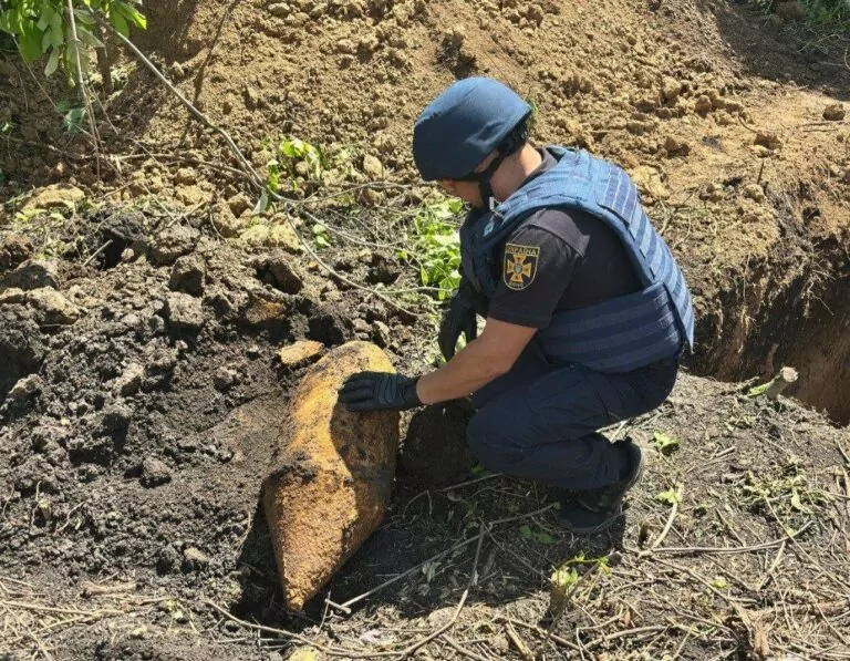 У Лозовій чоловік виявив фугасну бомбу на власному подвір’ї