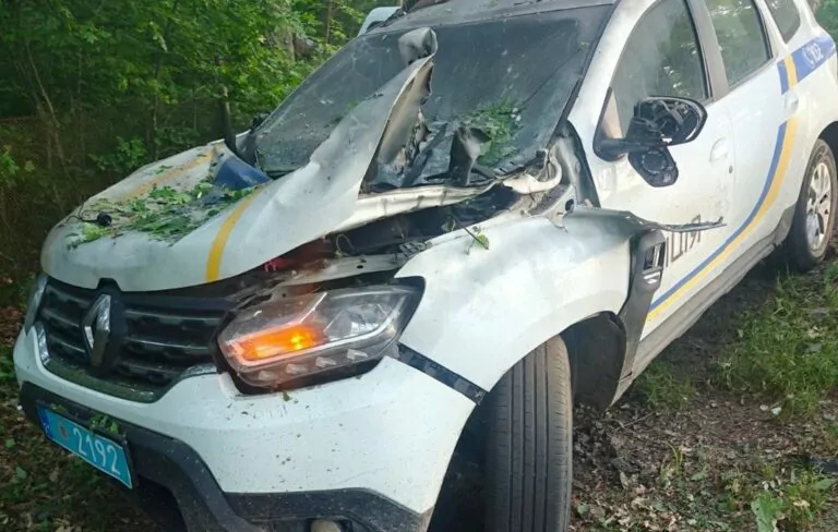 Росіяни вдарили по авто поліцейських на Харківщині
