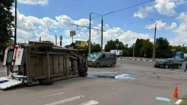 У Харкові карета швидкої зіткнулась з автомобілем: є постраждалі