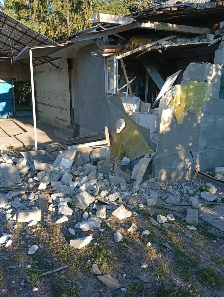 У Печенізькій громаді російська ракета впала на приватний будинок
