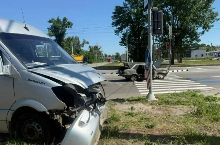 У Харкові внаслідок ДТП постраждали шестеро людей, серед них є діти