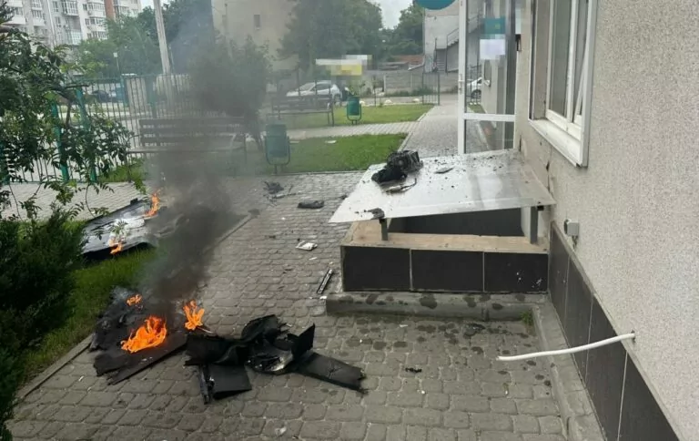 Російський безпілотник влучив у багатоповерхівку в Харкові