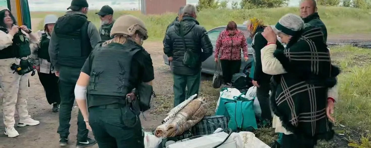Евакуація мешканців Вовчанської громади / Фото: кадр із відео поліції Харківської області
