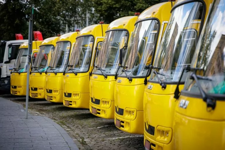 Школам Харківщини передали ще вісім нових шкільних автобусів