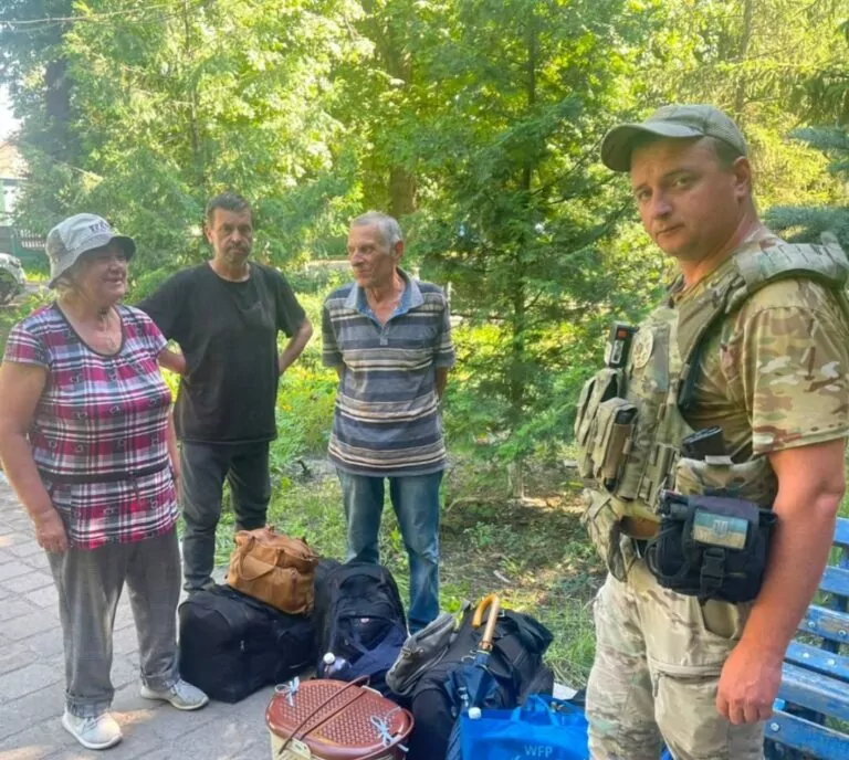 Поліцейські евакуювали трьох жителів Куп’янського району 