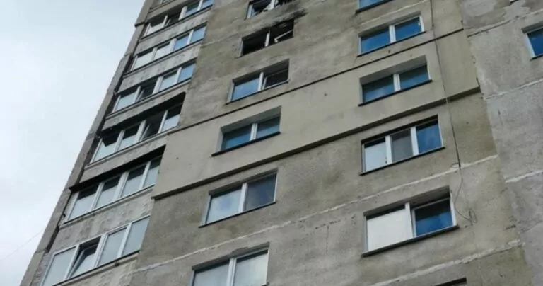 У Харкові дрон влучив у багатоповерхівку, є постраждала