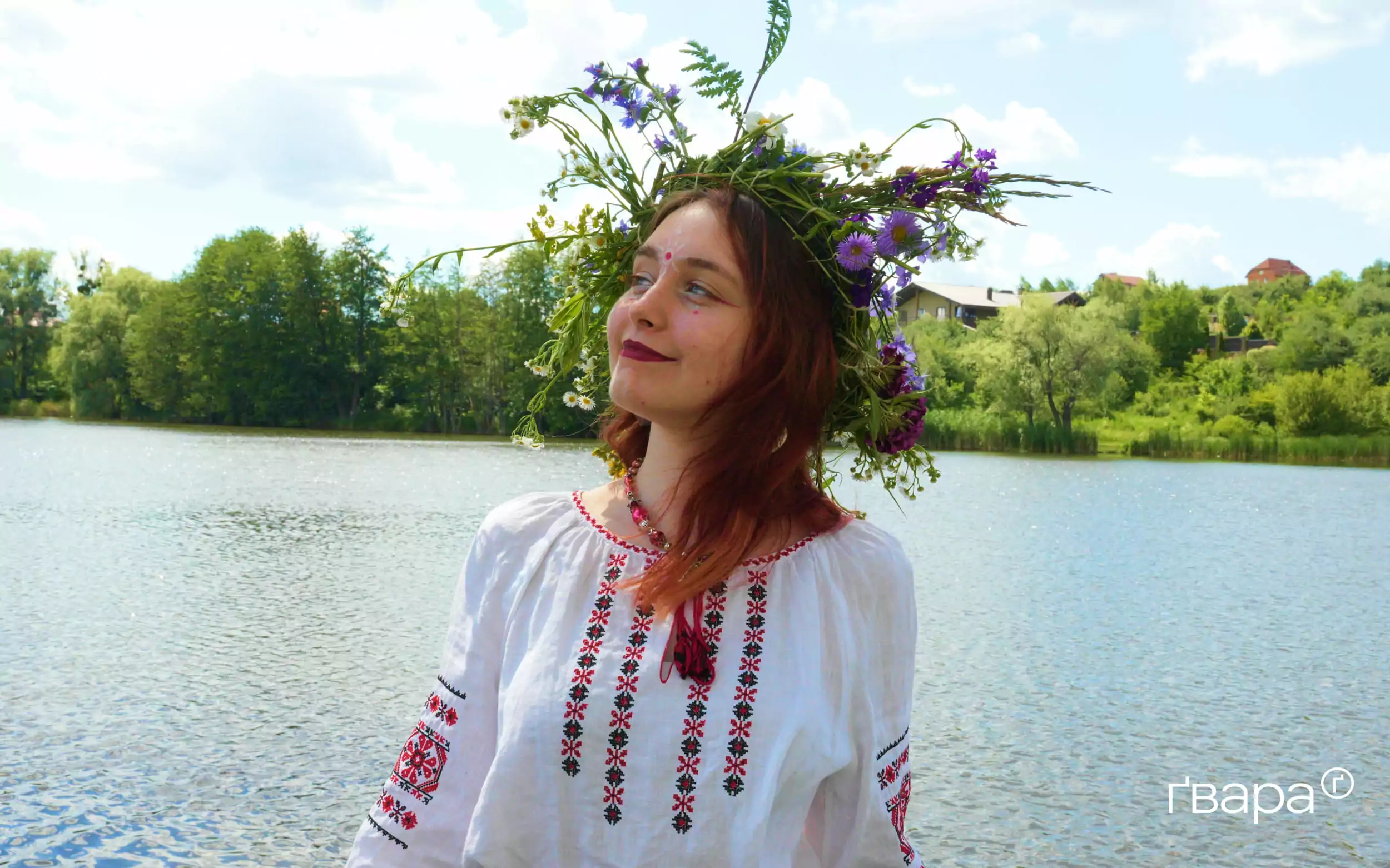 Катерина, учасниця свята, у вінку