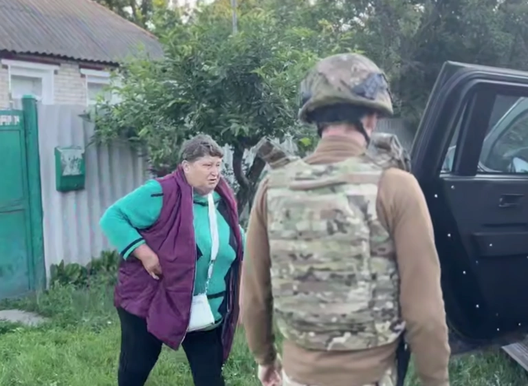 «Білі Янголи» евакуювали маломобільну жінку з прикордонного села на Харківщині