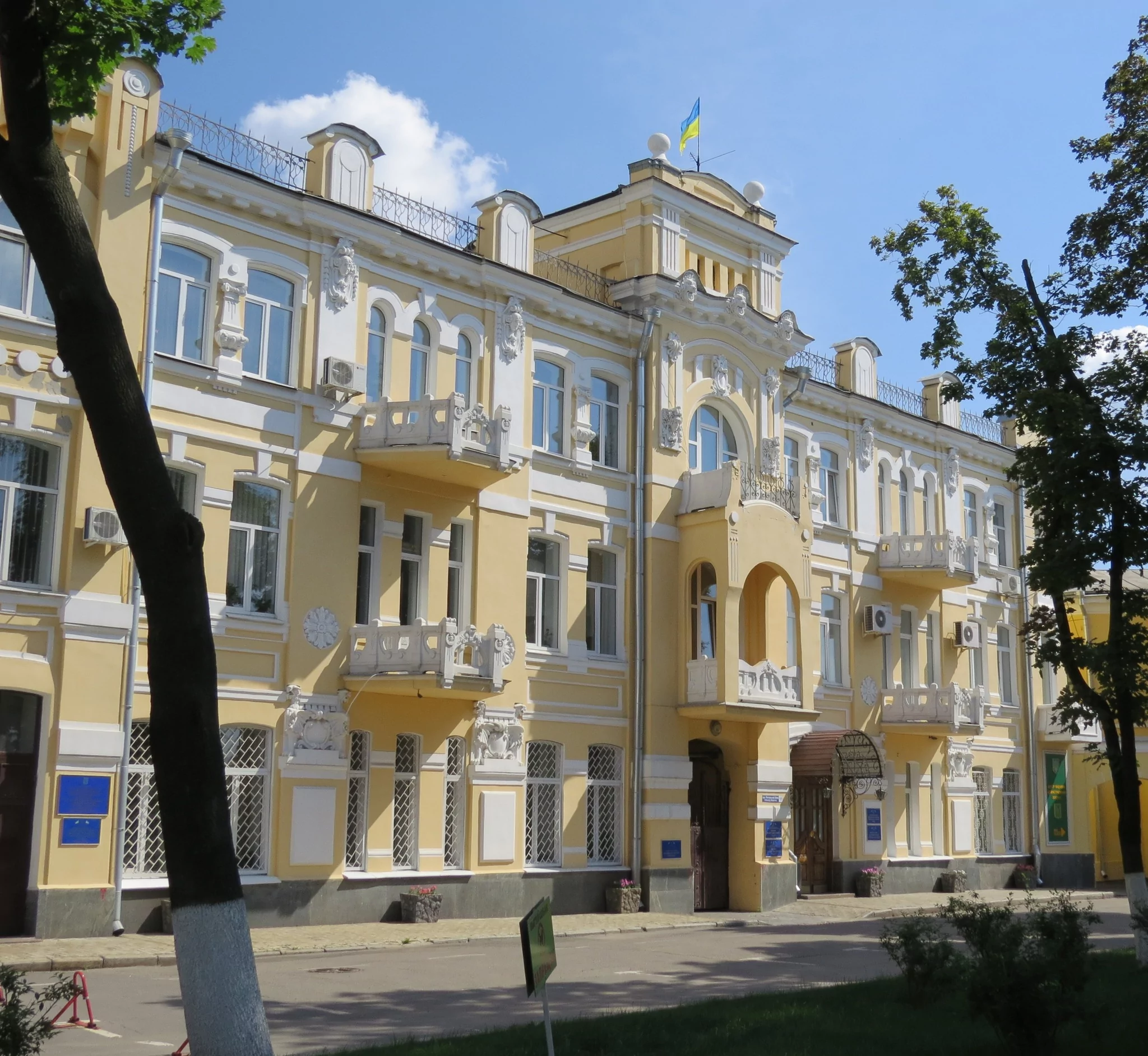 Будівля колишнього готелю &laquo;Бельвю&raquo; по вулиці Полтавський шлях, 11