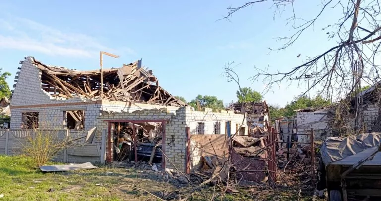 Війська РФ скинули на Шевченкове чотири КАБ-500: є постраждалі
