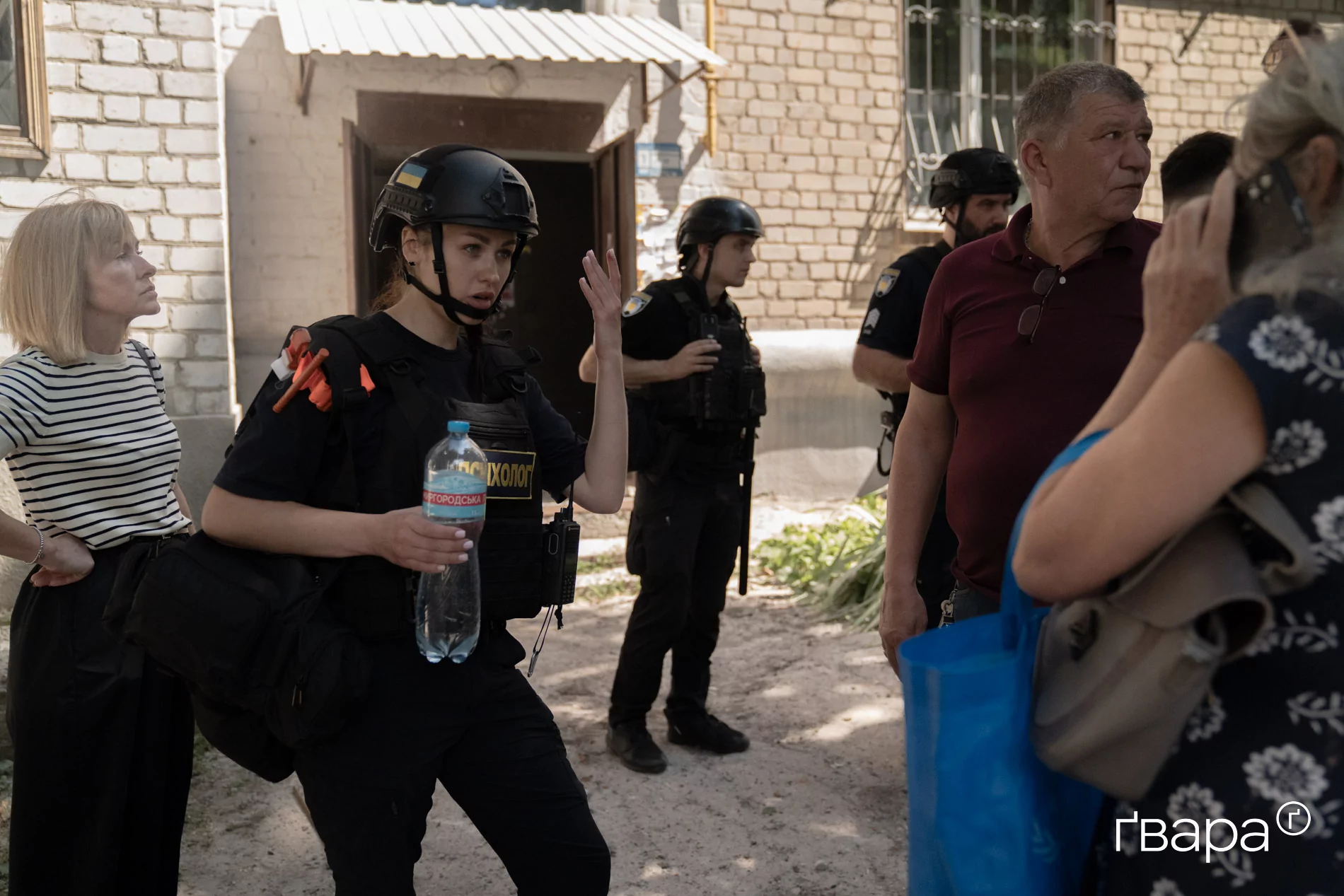 Мешканці пошкодженого будинку