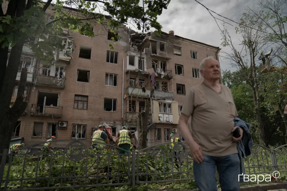 Чоловік на фоні зруйнованого будинку