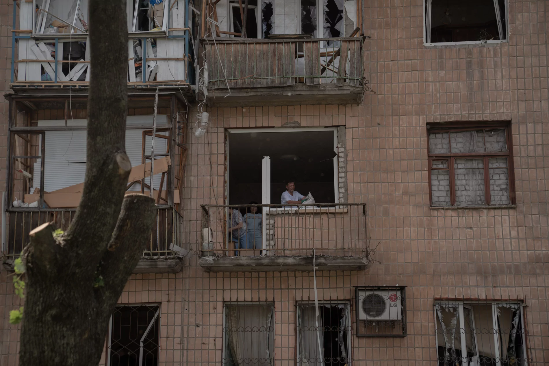 People are cleaning up the debris in Kharkiv