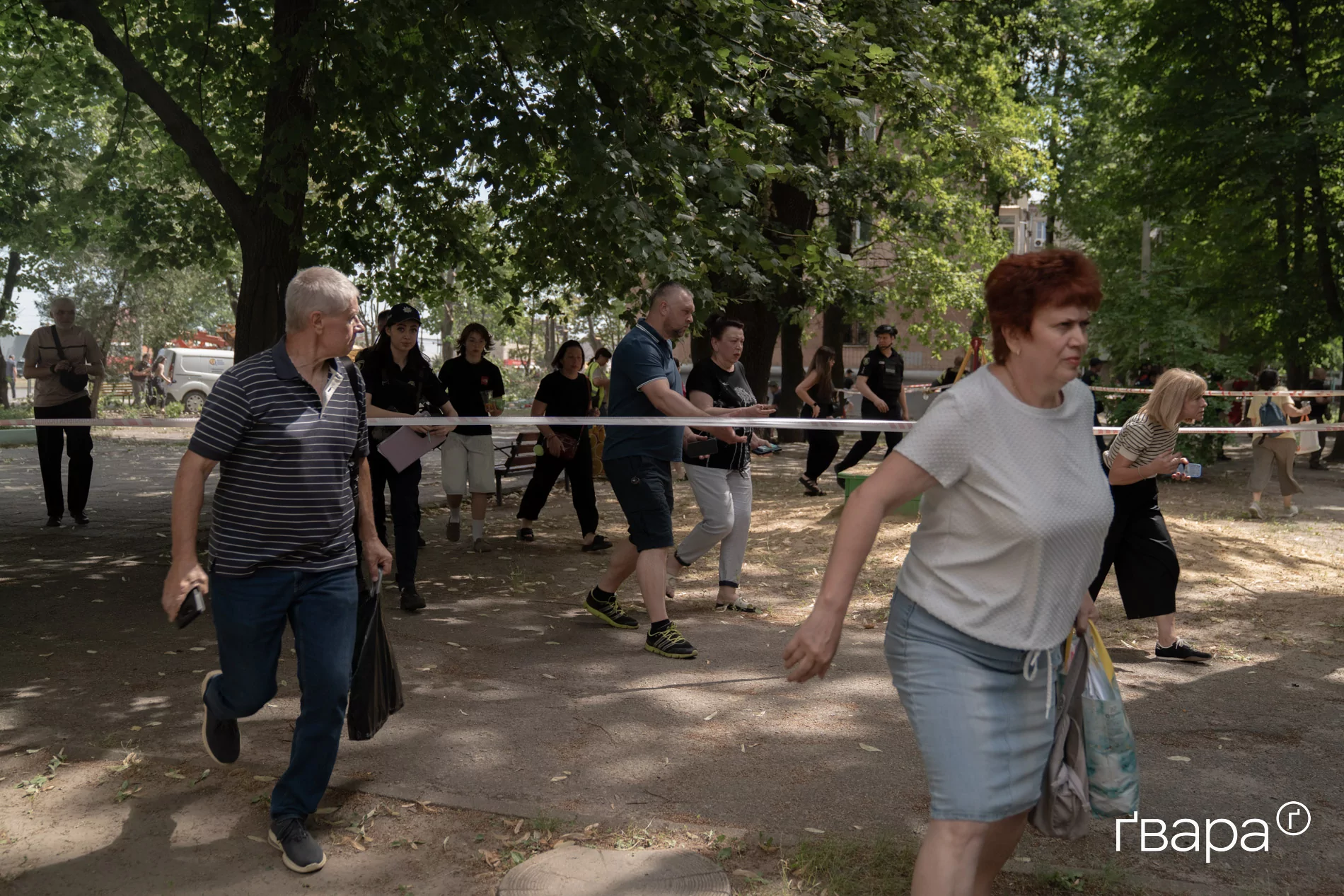 Містяни поблизу місця влучання