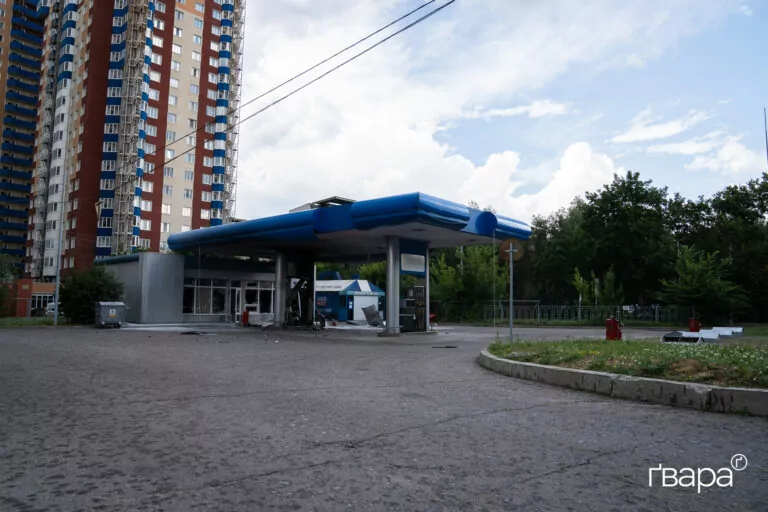 «Перший раз поруч, а потім — просто в колонку»: наслідки удару по АЗС у Шевченківському районі Харкова — фото