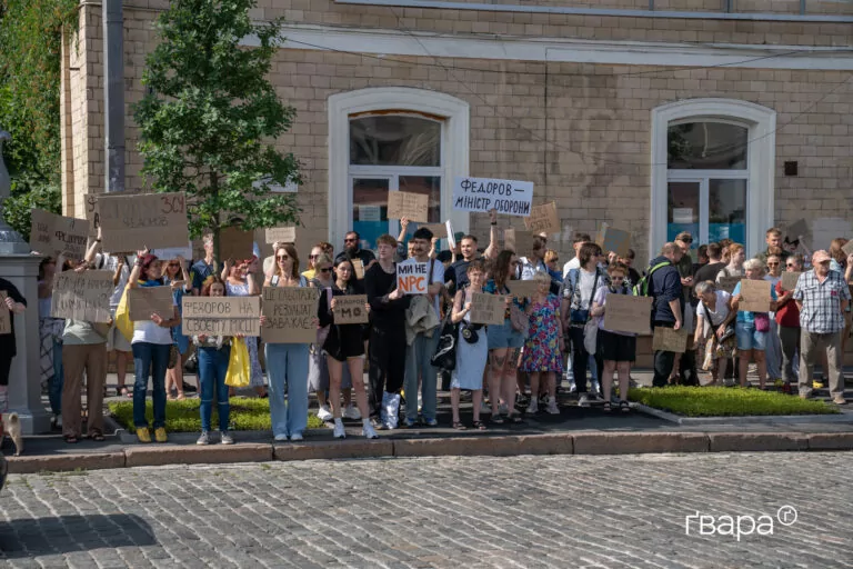 В Україні створили онлайн-архів картонок з протестів