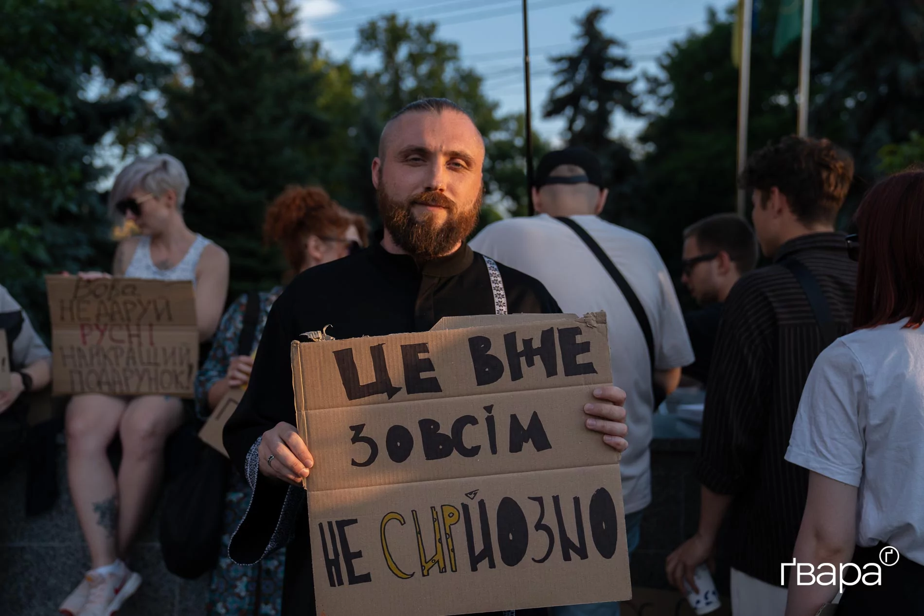 Михайло з плакатом на акції протесту у Харкові проти звільнення Михайла Федорова 20 липня 2026 року