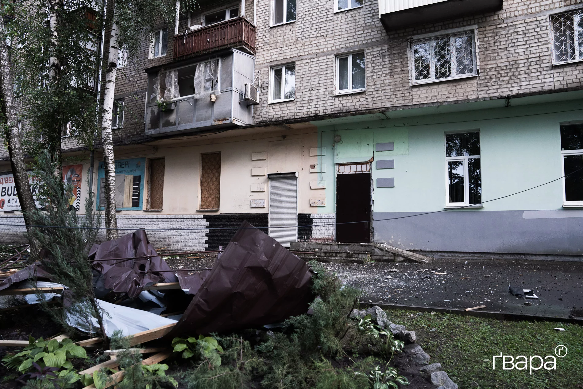 зображення до посту: Росіяни вдарили реактивним дроном по п&rsquo;ятиповерхівці у Харкові &mdash; фото