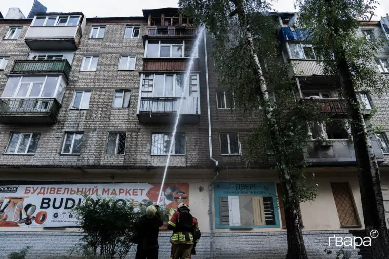 Росіяни вдарили реактивним дроном по п’ятиповерхівці у Харкові — фото