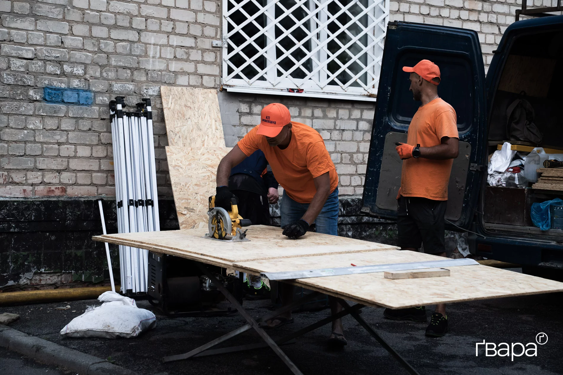 зображення до посту: Росіяни вдарили реактивним дроном по п&rsquo;ятиповерхівці у Харкові &mdash; фото