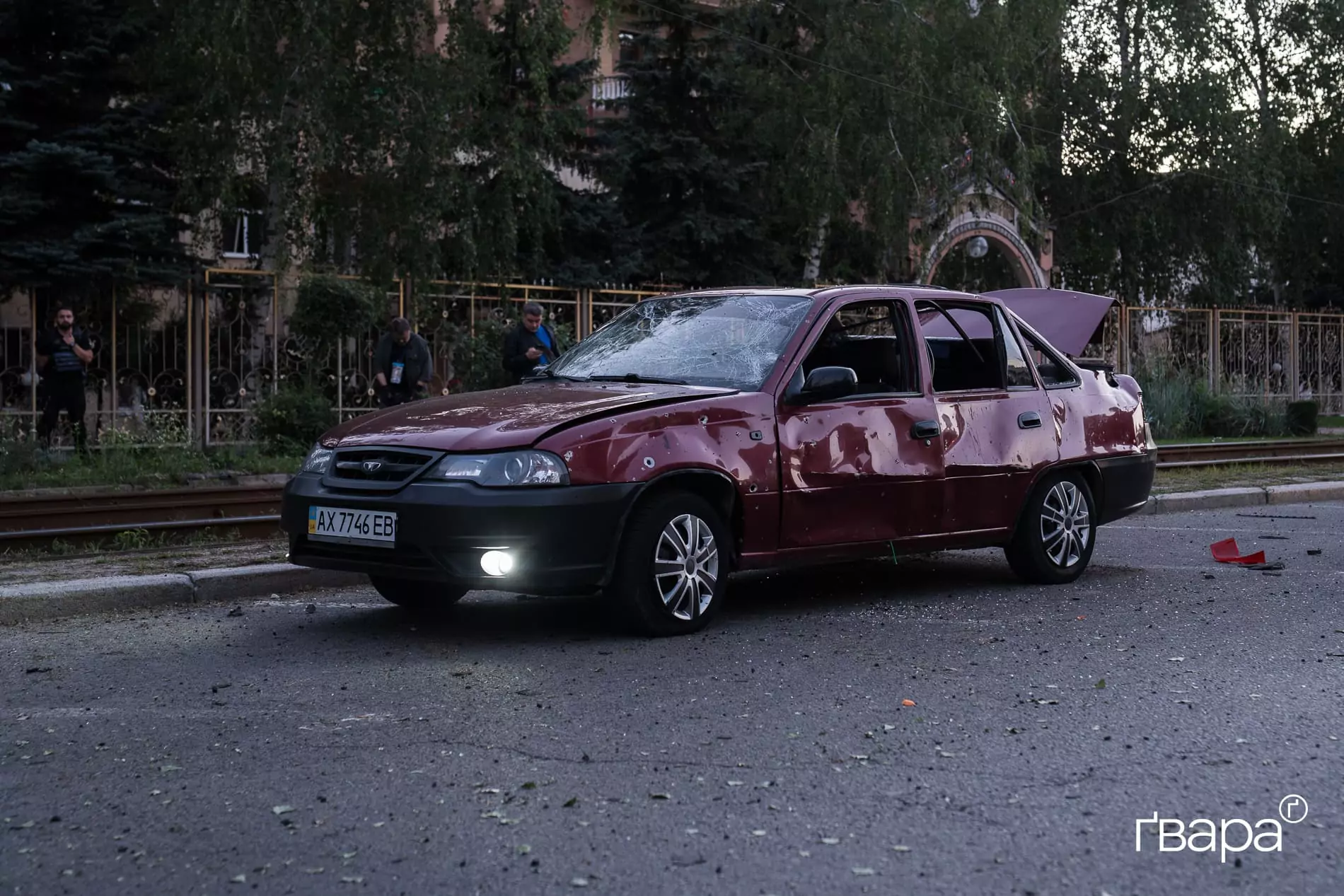 Червона машина, яка згоріла внаслідок російської атаки на Харків