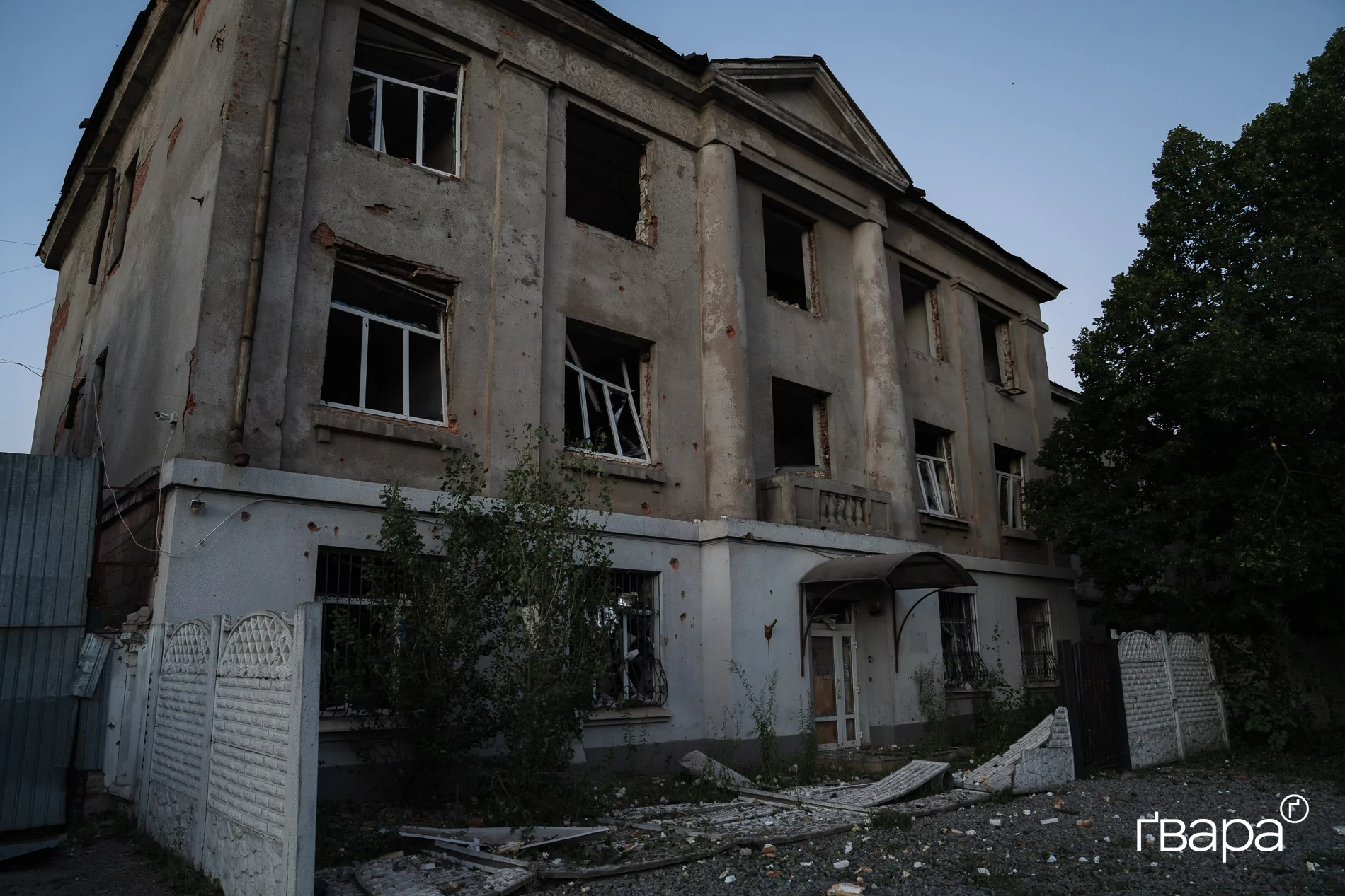 Трьохповерховий будинок з вибитими вікнами