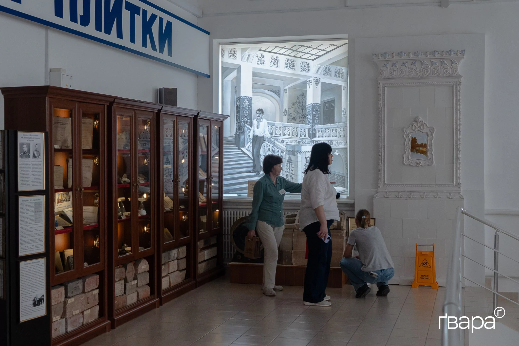 Софія Проскура показує відвідувачкам музею експонати