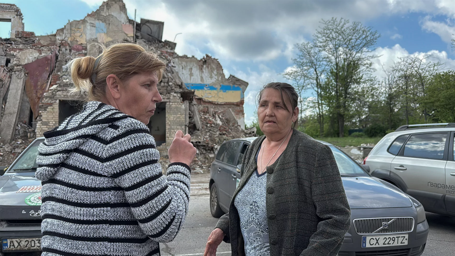 People are receiving humanitarian aid in Kramatorsk