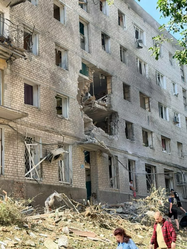 Росіяни атакували п’ятиповерхівку в центрі Ізюма: є постраждалі