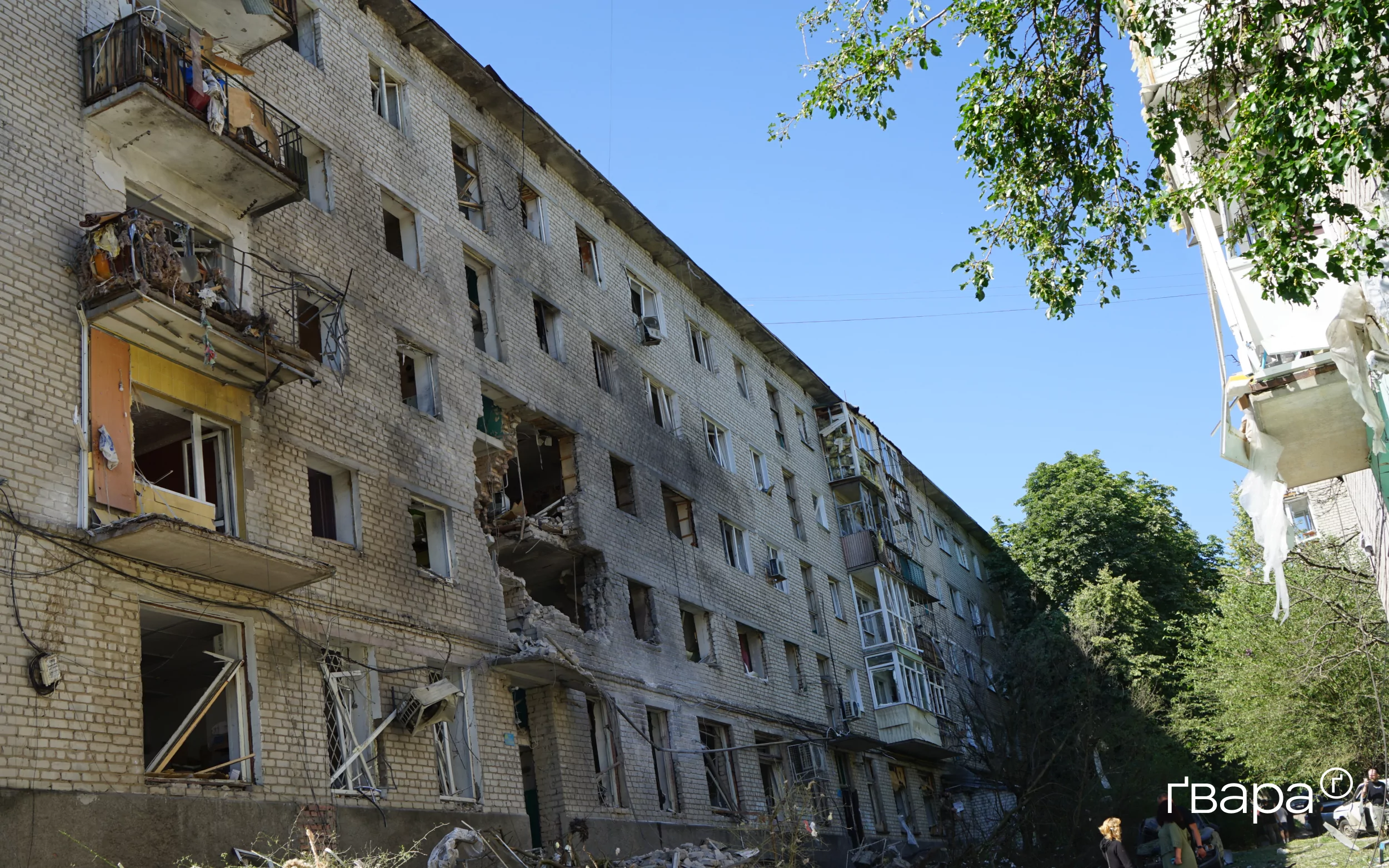 зображення до посту: Російський безпілотник вдарив по п’ятиповерхівці в Ізюмі — фото