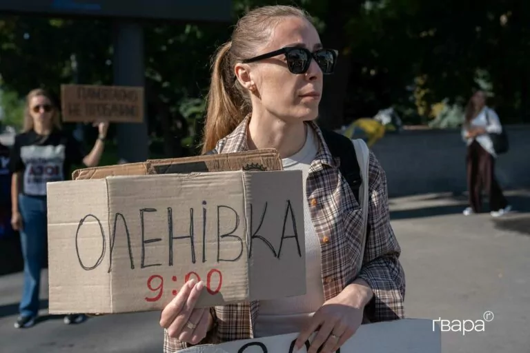 «Ми живемо, тому що вони загинули і кожну хвилину віддають своє життя за нас»: у Харкові вшанували пам’ять загиблих в Оленівці військових — фото