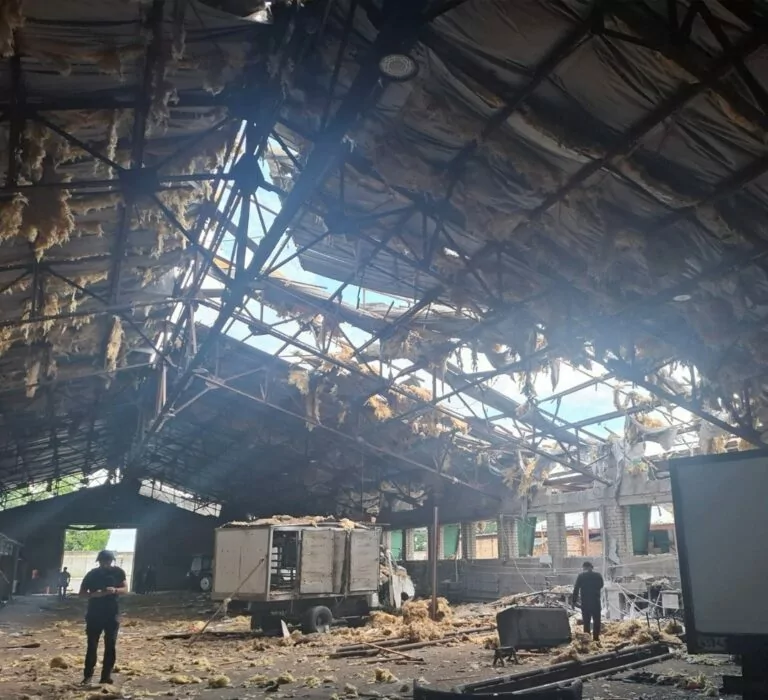 Росіяни вдарили по підприємству в Харкові: є постраждалі
