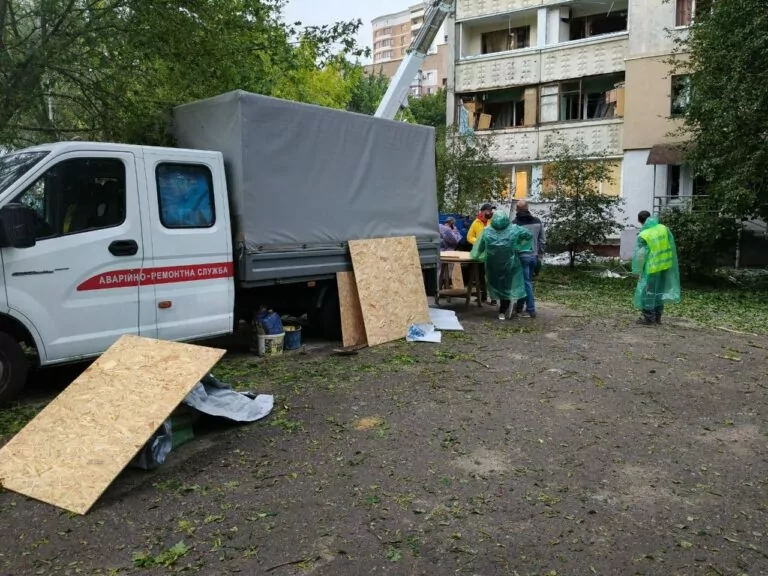 У Харкові усувають наслідки нічних обстрілів