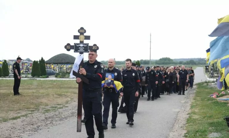 У Харкові попрощалися з поліціянтом, який загинув під час евакуації