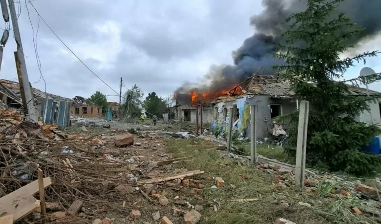 Унаслідок авіаудару на Харківщині поранено літню жінку — оновлено