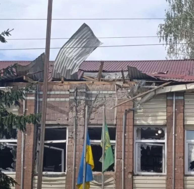 Росіяни атакували будівлю Золочівської селищної ради: є постраждалий