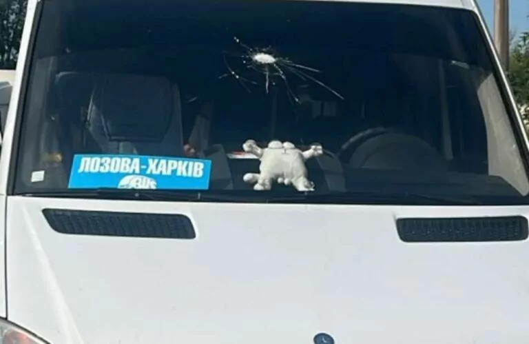 Унаслідок російської атаки у передмісті Харкова поранено пасажирів автобуса