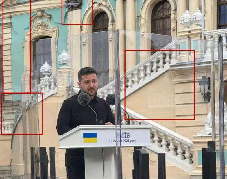 Фейк. Зеленський виступив перед публікою за бронебійним склом