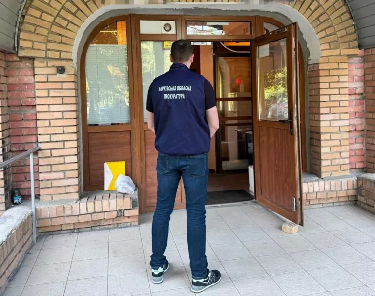 Майже 200 тисяч гривень «відкатів»: у Харкові підозрюють трьох посадовців КП