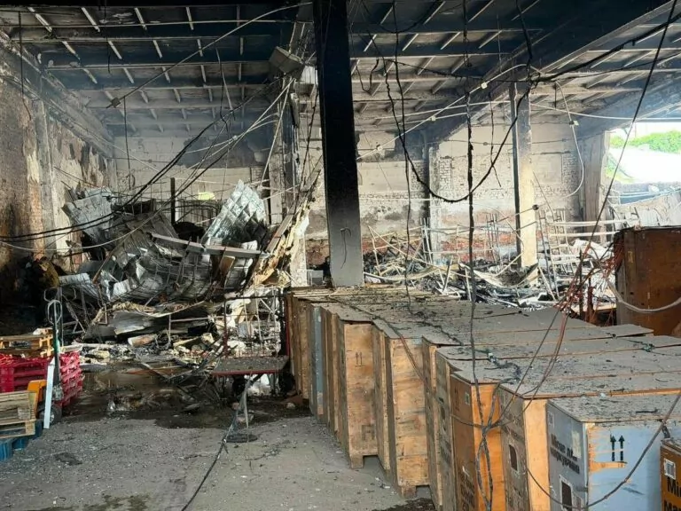 Russian airstrike on Izium, Kharkiv oblast, severely damages postal company building