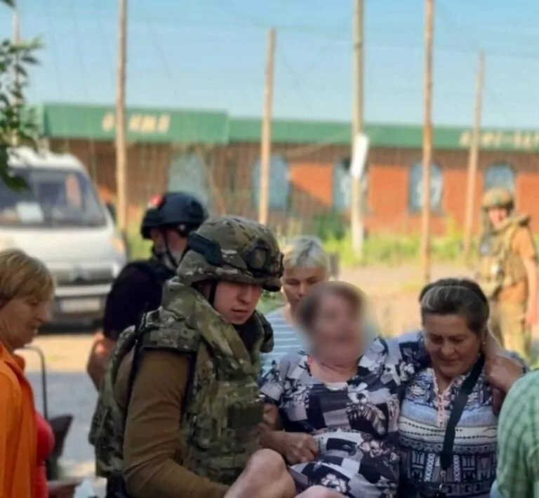 «Білі Янголи» евакуювали 27 жителів Куп’янщини попри загрозу атак FPV-дронів