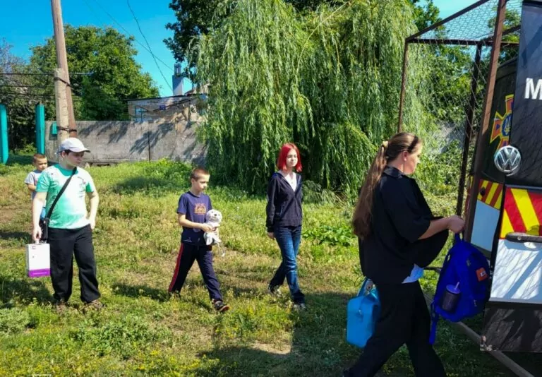 Із прифронтового села на Харківщині евакуювали матір та чотирьох дітей