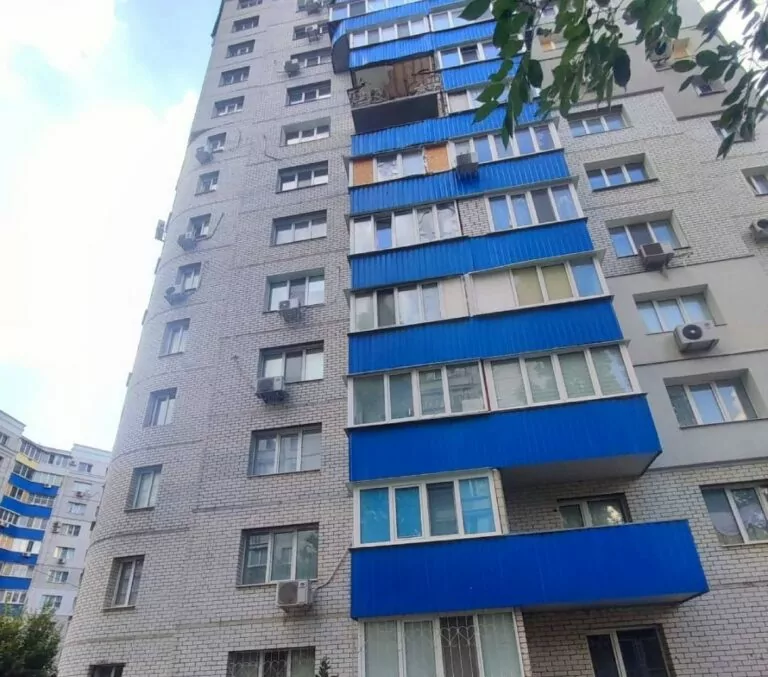 У Харкові з вікна багатоповерхівки випав 16-річний хлопець