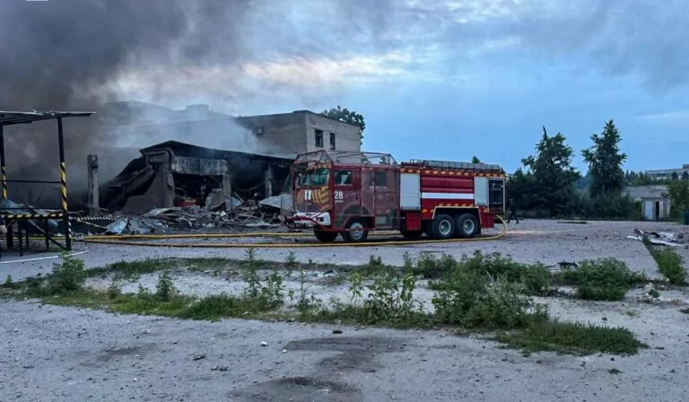 В Ізюмі ліквідували пожежу на поштовому терміналі після авіаудару