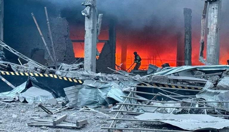 «Нова пошта» компенсує вартість знищених посилок після удару по Ізюму