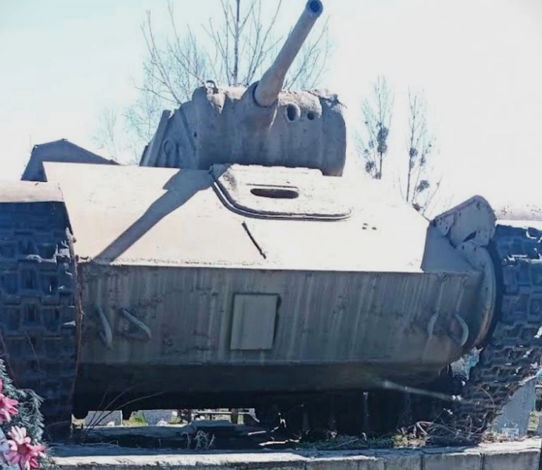 На Харківщині розслідують викрадення макета танка з кладовища