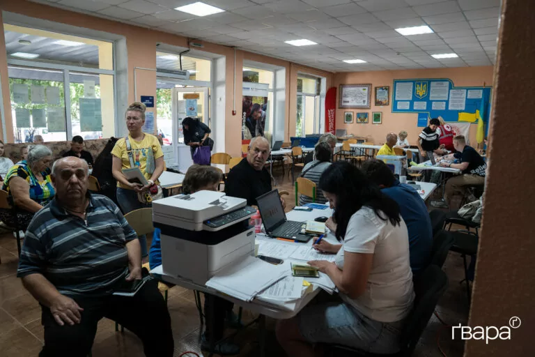 «Евакуйовуйтеся завчасно, не сидіть до останнього»: Що чекає на людей після евакуації до Харкова
