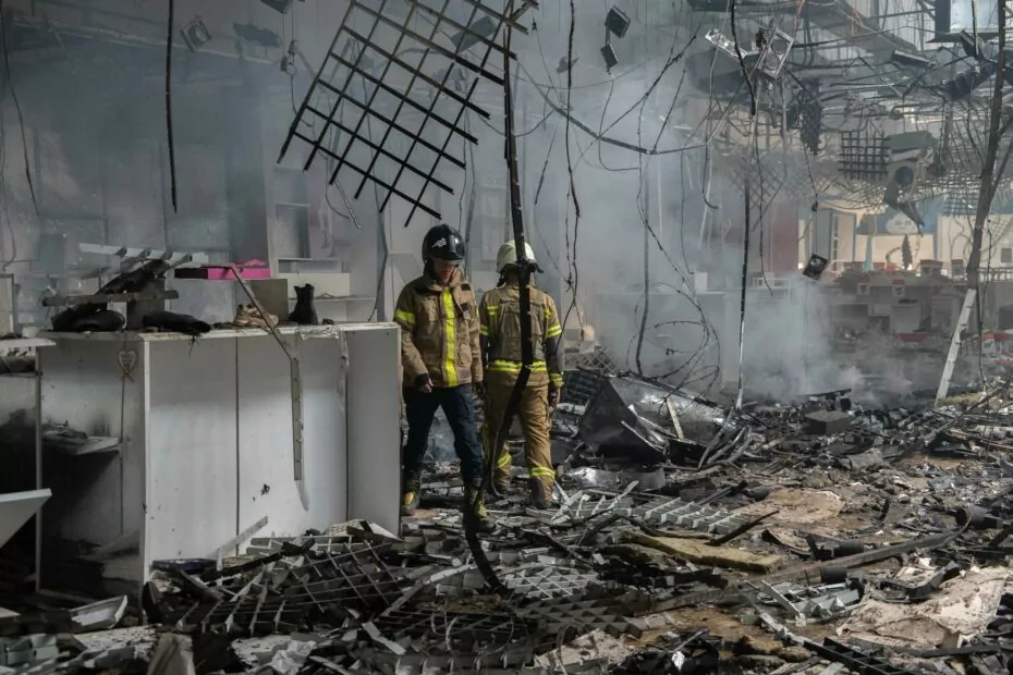 Firefighters at the scene of the Russian drone attack on the shopping mall in the Kyivskyi district of Kharkiv / Photo: Gwara Media, Liubov Yemets