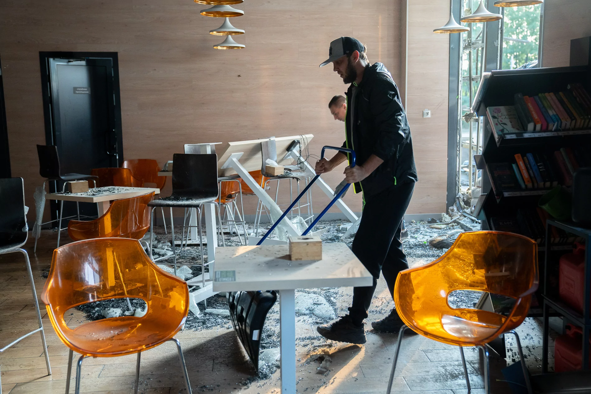 Gas station workers cleaning up the gas station in the aftermath of Russian drone hitting it on Aug. 29, 2026 / Photo: Liubov Yemets, Gwara Media